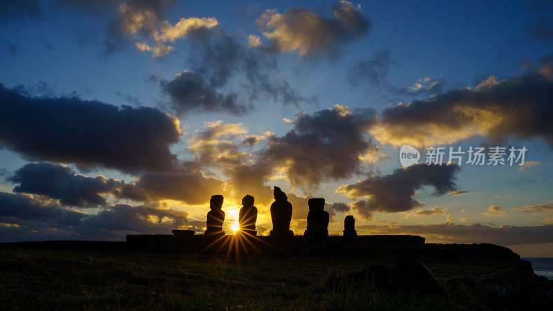 智利复活节岛(Rapa Nui/ Isla de Pascua)阿胡塔海雕像前的日落